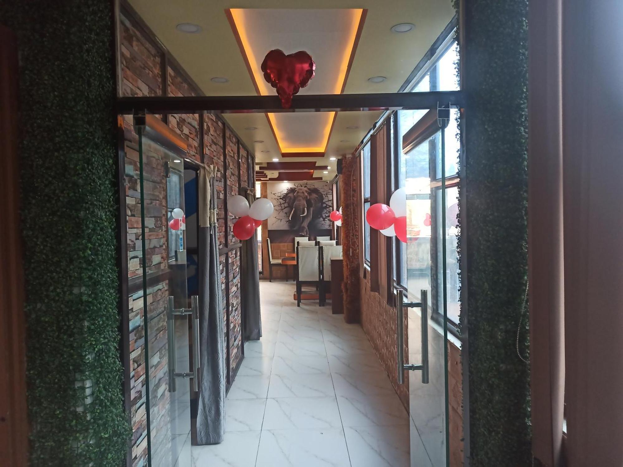 ג'אנאקפור Atithi The Food Palace And Hotel מראה חיצוני תמונה